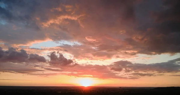 Ljus Färgglad Solnedgång Himmel Med Nedgående Sol Och Pulserande Moln — Stockfoto