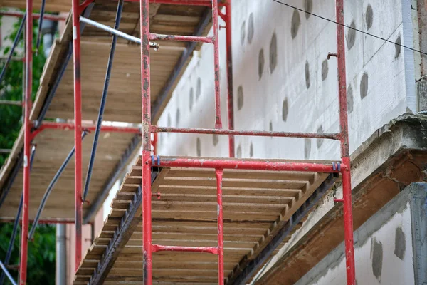 Fachada Del Edificio Obras Renovación Con Marco Andamio Construcción Aislamiento —  Fotos de Stock