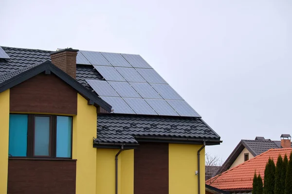 Şehrin Kırsal Kesimlerinde Temiz Ekolojik Elektrik Enerjisi Üretmek Için Güneş — Stok fotoğraf