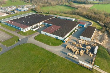 Endüstriyel ekipman üretimi ve dağıtımı için modern fabrika yapısının havadan görünüşü. Küresel endüstri kavramı.