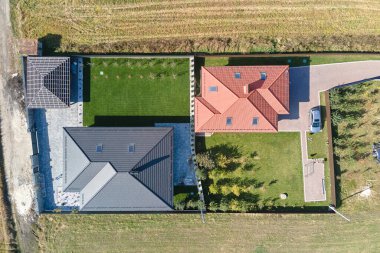 Kırsal kesimde arka bahçeli konut manzarası.