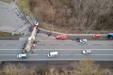Trafik engellenmiş bir kamyon ile trafik kazası görüntüsü.
