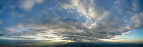 Luchtfoto Grote Hoogte Van Dichte Opgezwollen Cumulus Wolken Vliegen Avond — Stockfoto