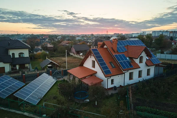 Temiz Ekolojik Elektrik Enerjisi Üretmek Için Sıralanmış Mavi Güneş Fotovoltaik — Stok fotoğraf
