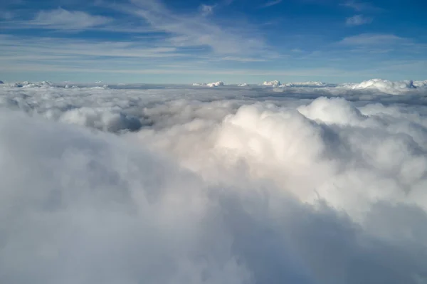 Vista Aérea Janela Avião Alta Altitude Terra Coberta Com Nuvens — Fotografia de Stock