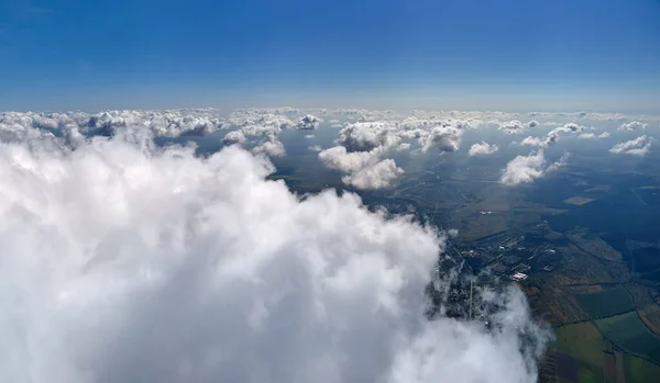 Вид Воздуха Окна Самолета Большой Высоте Земли Покрытый Белыми Кучевыми — стоковое фото