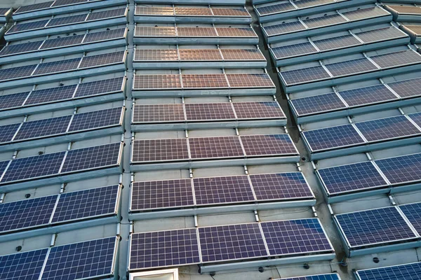 Vista Aérea Paneles Solares Fotovoltaicos Azules Montados Techo Edificio Industrial — Foto de Stock