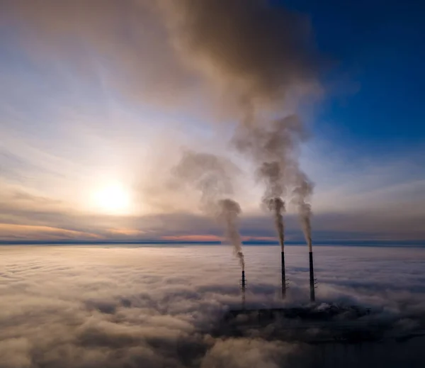 Widok Powietrza Elektrownię Węglową Wysokie Rury Czarnym Dymem Poruszającym Się — Zdjęcie stockowe