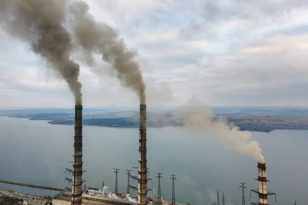 Kömür Santralinin Havadan Görünüşü Siyah Dumanlı Yüksek Borular Atmosferi Kirletiyor — Stok fotoğraf