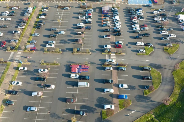 Légi Kilátás Sok Színes Autók Parkoló Parkoló Vonalak Jelölések Parkolóhelyek — Stock Fotó