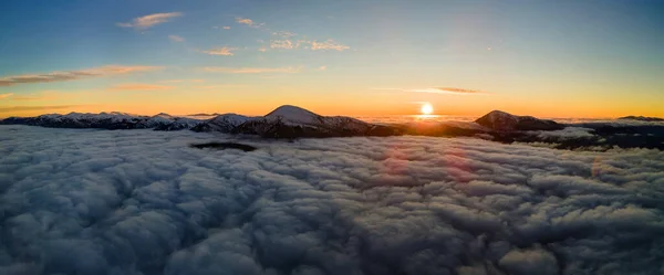Vzdušný Pohled Zářící Východ Slunce Nad Bílými Hustými Mraky Vzdálenými — Stock fotografie