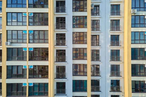 Architektoniczne Detale Nowoczesnego Wysokiego Budynku Apartamentowego Fasady Wieloma Oknami Balkonami — Zdjęcie stockowe