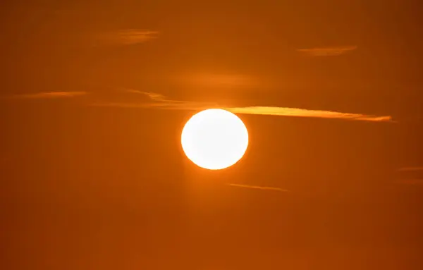 Schöne Aussicht Auf Den Himmel Bei Sonnenuntergang Große Weiße Sonne — Stockfoto