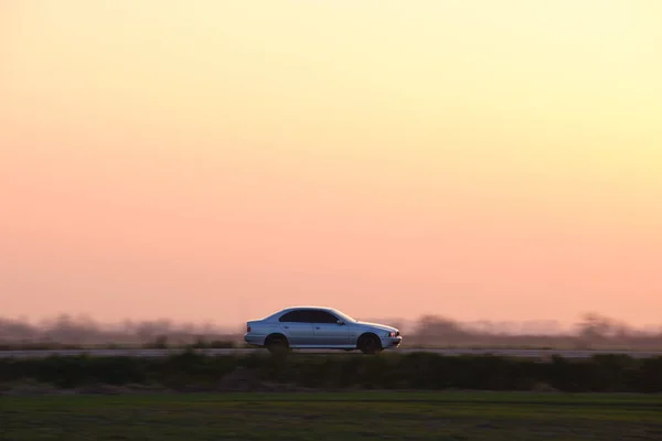 Coche Que Conduce Rápido Carretera Interurbana Atardecer Tráfico Por Carretera — Foto de Stock