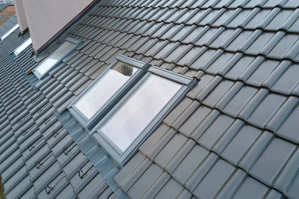 Seramik Kiremitlerle Kaplı Çatı Katındaki Tavan Arası Penceresinin Kapatılması Binanın — Stok fotoğraf