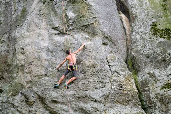 Alpinista Determinado Clambering Acima Parede Íngreme Montanha Rochosa Esportista Superando — Fotografia de Stock