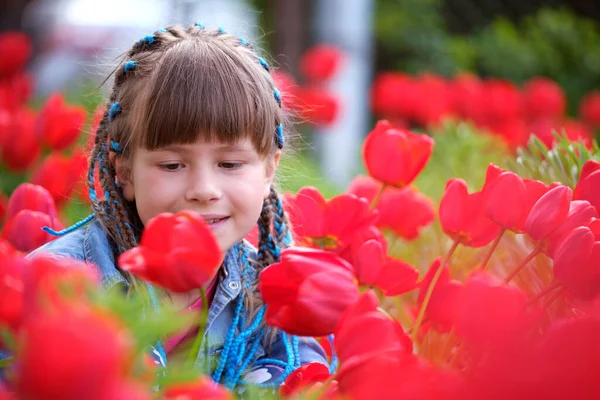 Glad Barn Flicka Njuter Söt Lukt Röda Tulpan Blommor Sommar — Stockfoto