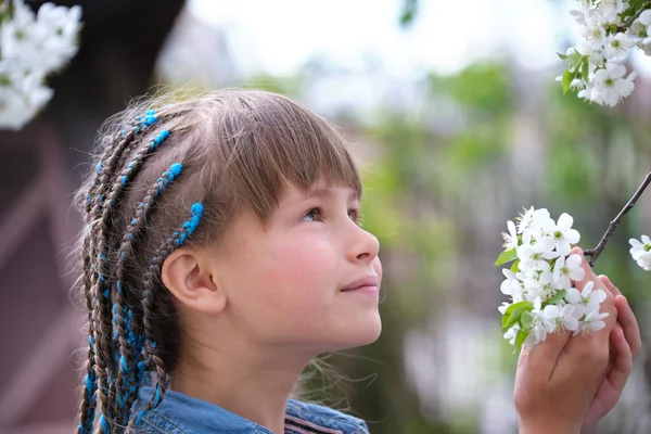 Menina Feliz Brincando Jardim Primavera Desfrutando Cheiro Doce Flores Floridas — Fotografia de Stock