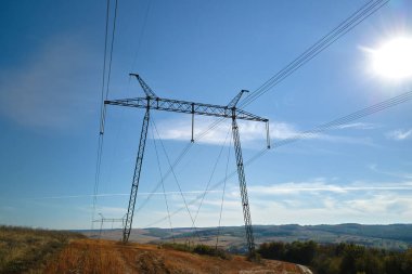 Elektrik hatları olan yüksek voltaj kulesi elektrik enerjisini kablolardan geçiriyor..