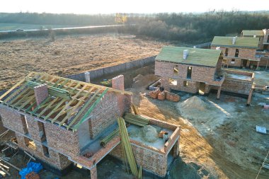 İleride satış veya kiralama için inşaat halindeki konutları olan kırsal bölgedeki sanayi şantiyesinde. Gayrimenkul geliştirme kavramı.