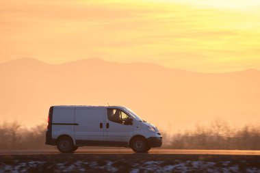 Otobanda mal taşıyan küçük bir kargo minibüsü. Teslimat ulaşım ve lojistik kavramı.