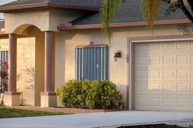 Geniş garaj, çift kapı ve modern Amerikan evinin beton yolu..