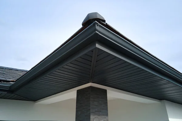 Hausecke Mit Braunen Metallplanken Abstellgleis Und Dach Mit Stahlrinne Regensystem — Stockfoto