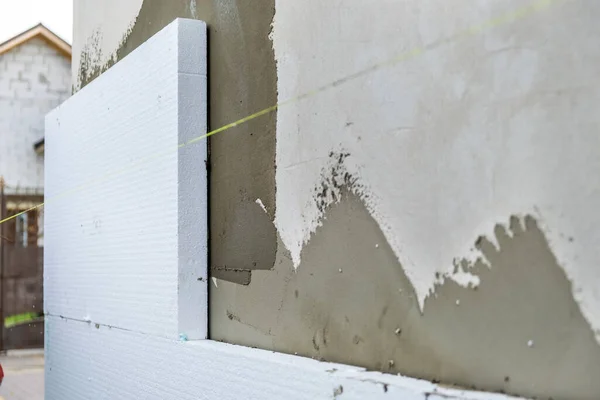 Installatie Van Isolatieplaten Van Piepschuim Gevelwand Van Het Huis Voor — Stockfoto