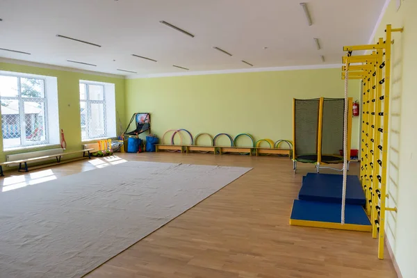 Großer Leerer Grundschul Oder Kindergartenraum Mit Sport Und Freizeitgeräten — Stockfoto