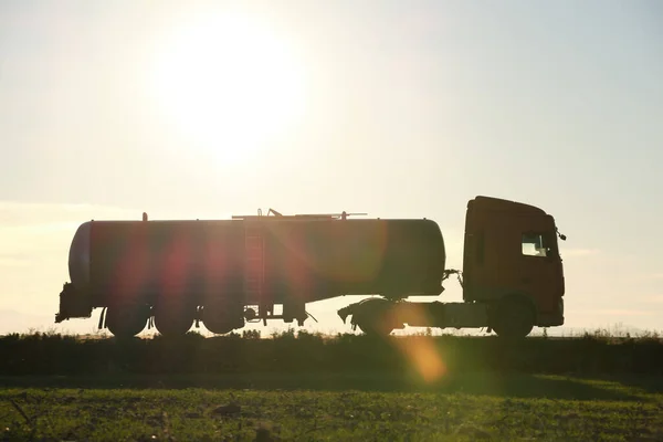 Benzine Vrachtwagen Rijden Snelweg Vervoeren Van Olieproducten Levering Transport Logistiek — Stockfoto