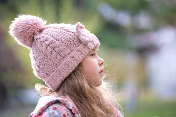 Portret Van Een Schattig Klein Meisje Met Roze Hoed — Stockfoto