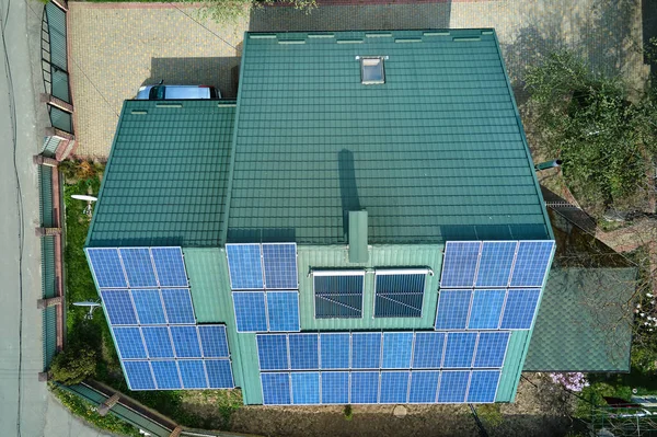 Жилой Дом Крышей Покрытый Солнечными Фотоэлектрическими Панелями Производства Экологически Чистой — стоковое фото