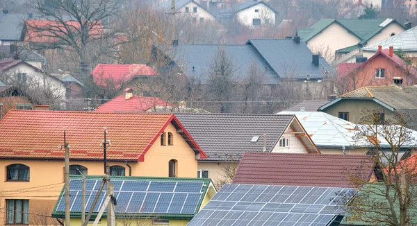 Banliyö Bölgesinde Temiz Ekolojik Elektrik Enerjisi Üretmek Için Güneş Fotovoltaik — Stok fotoğraf