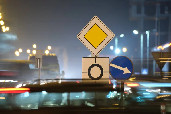 Круговые Дорожные Знаки Размытыми Автомобилями Городской Улице Ночью Концепция Городского — стоковое фото