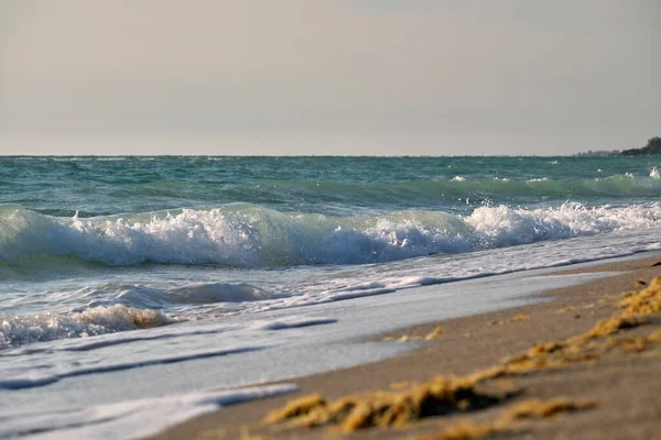 Spiaggia Sabbia Sul Mare Con Onde Schiumose Che Frantumano Sulla — Foto Stock