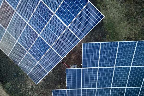 Banliyödeki Arka Bahçeye Monte Edilmiş Temiz Ekolojik Elektrik Enerjisi Üretmek — Stok fotoğraf