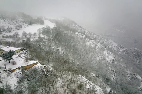 Cabanas Remotas Montanha Tradicionais Casas Planaltos Inverno — Fotografia de Stock
