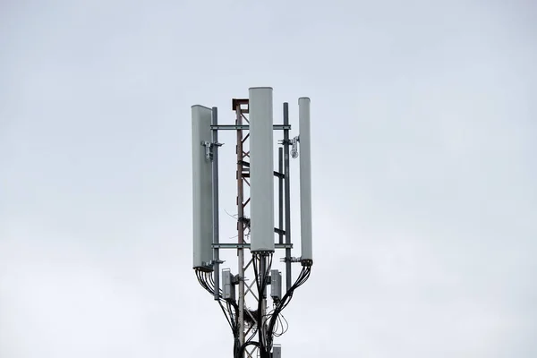 Antena Comunicação Sem Fio Vários Gps Celular Equipados Torre Telecomunicações — Fotografia de Stock