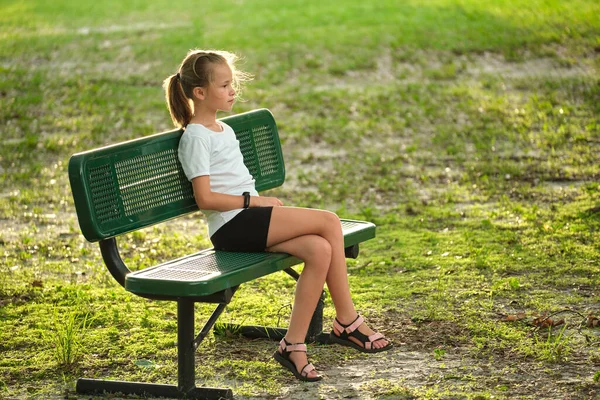 Молодая Красивая Девочка Мечтательной Улыбкой Отдыхает Скамейке Заднем Дворе Солнечный — стоковое фото