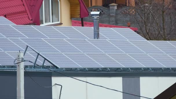 きれいな生態系の電気エネルギーを生成するための青い太陽光発電パネルの行を持つ空中ビューの建物の屋根 排出ゼロをコンセプトとした再生可能エネルギー — ストック動画