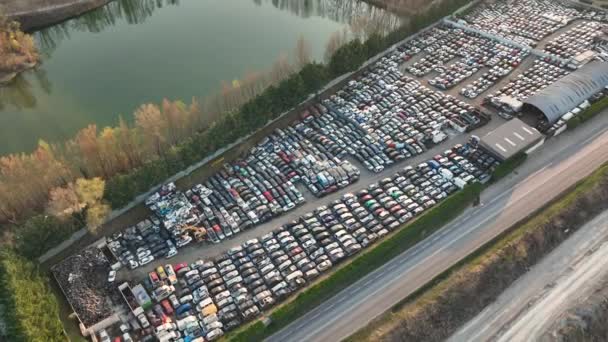 Luftaufnahme Vom Großen Parkplatz Des Schrottplatzes Mit Reihen Ausrangierter Kaputter — Stockvideo
