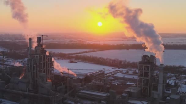 日没時に工業生産エリアで高いコンクリート工場構造を持つセメント工場タワーの空中ビュー 製造業とグローバル産業の概念 — ストック動画