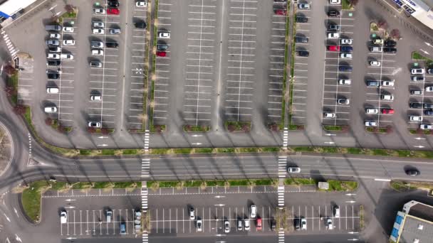 Vista Aérea Muitos Carros Coloridos Estacionados Estacionamento Com Linhas Marcações — Vídeo de Stock