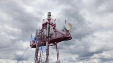 Ağ sinyali iletimi için kablosuz iletişim antenleri bulunan telekomünikasyon baz istasyonunun hava görüntüsü.