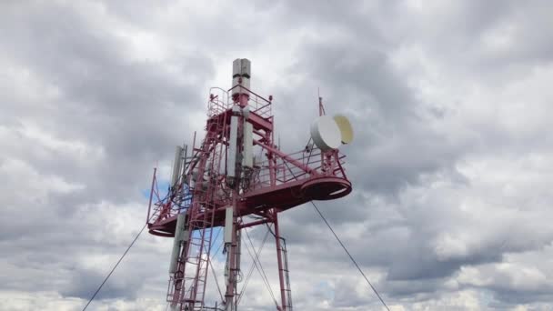 Flygfoto Telekommunikationstorn Med Trådlösa Kommunikationsantenner För Överföring Nätverkssignaler — Stockvideo