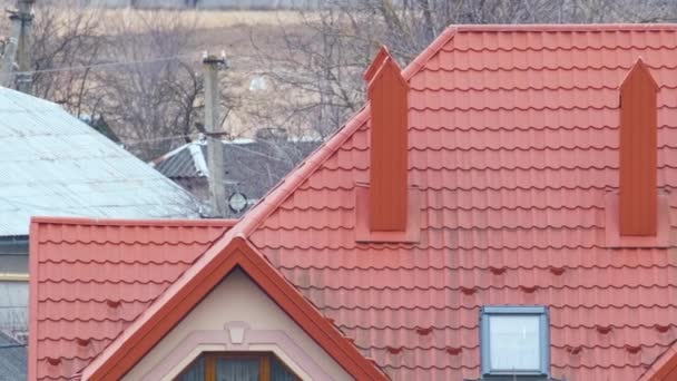 Труба Крыше Дома Покрыта Металлической Черепицей Стадии Строительства Плиточные Покрытия — стоковое видео