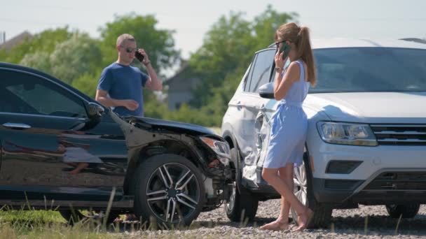 Řidiči Rozbitých Vozidel Kteří Telefonují Mobil Volají Pomoc Při Autonehodě — Stock video