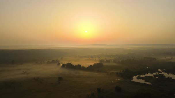 雾蒙蒙的绿地上阳光普照的空中景观 — 图库视频影像