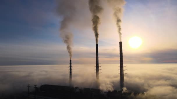 석양에 오염시키는 대기를 연기가 발전소 파이프 공중에서 바라봄 — 비디오