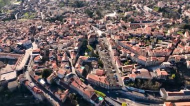 Fransa 'nın Auvergne-Rhone-Alpes bölgesindeki Puy-de-Dome departmanındaki Thiers kasabasının yoğun tarihi manzarası. Eski binaların çatıları ve dar sokaklar.